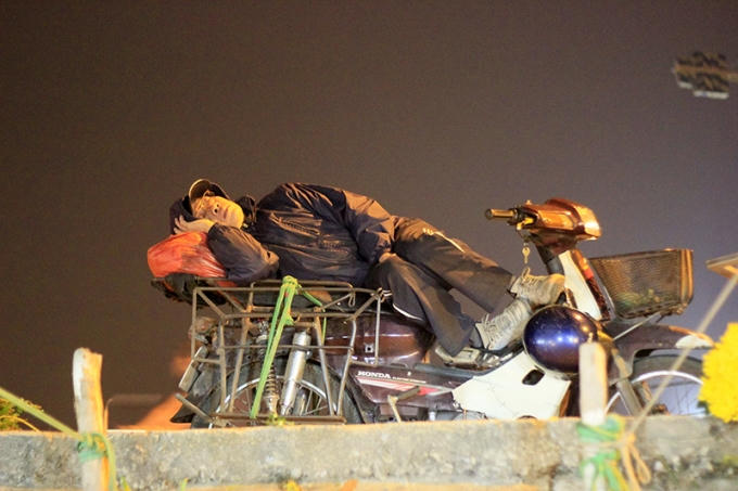 Người chở hàng tranh thủ ngủ ngon lành