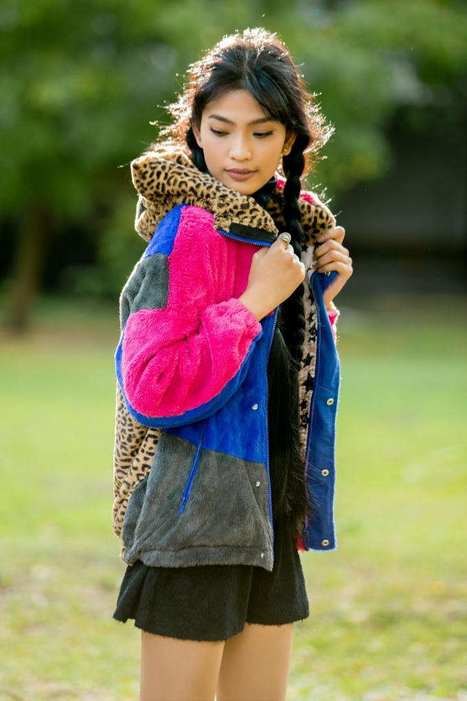 Á hậu Trương Thị May khoe chân dài miên man khi dạo phố