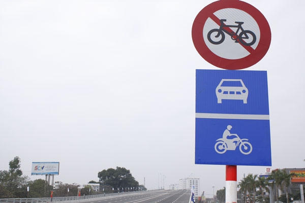 Biển báo trên cầu cấm xe đạp lưu thông. Ảnh: Như Trường