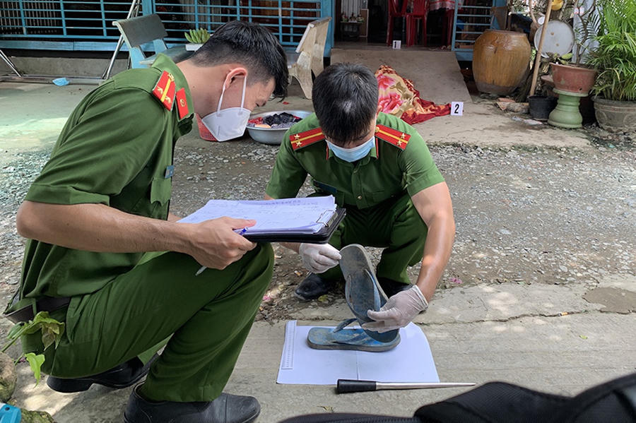 Cơ quan Công an đang tiến hành khám nghiệm hiện trường vụ án.