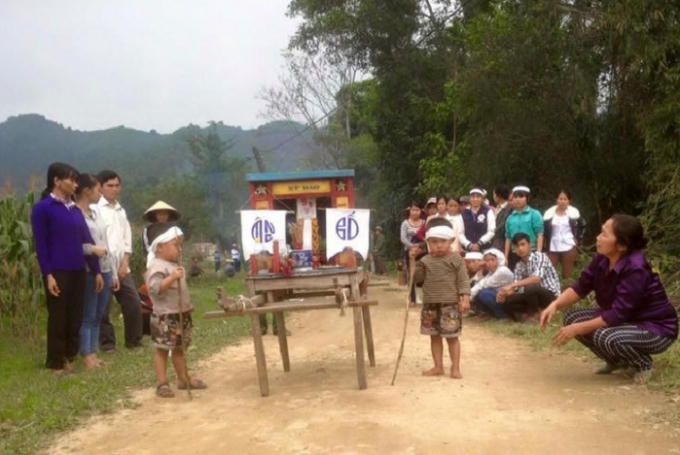 Bức ảnh đẫm nước mắt của hai cháu bé mồ côi ở Thanh Chương, Nghệ An được dân mạng đăng tải. Nguồn: Facebook.