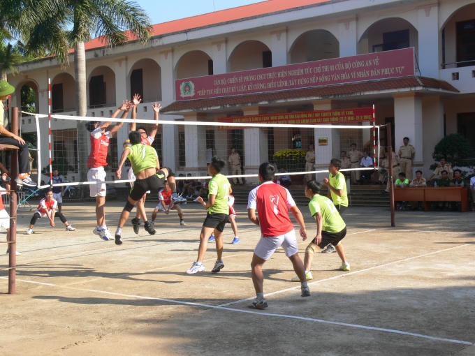 Giao lưu bóng chuyền giữa hai đơn vị.