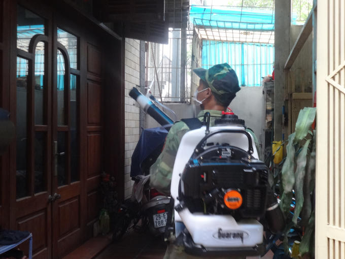 Được biết theo kế hoạch đến thời điểm này, cùng với 2 máy máy phun hóa chất diệt muỗi trưởng thành công suất lớn của Hà Nội và 9 máy phun hóa chất công suất lớn được huy động từ 9 tỉnh, thành phố lân cận đã được đưa về Hà Nội. Ngành Y tế Hà Nội sẽ triển khai phun hóa chất diện rộng diệt muỗi trưởng thành bắt đầu từ sáng sớm 14/8.