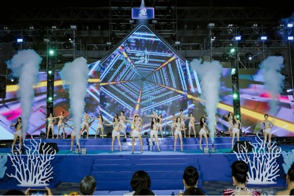 Các thí sinh Hoa hậu Biển Việt Nam 2024 trong phần trình diễn trang phục Bikini chung kết