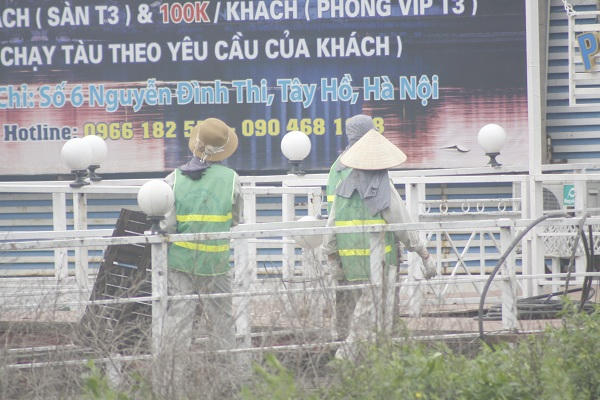 Những phần cầu đang được công nhân tháo dỡ và vận chuyển vào trong.