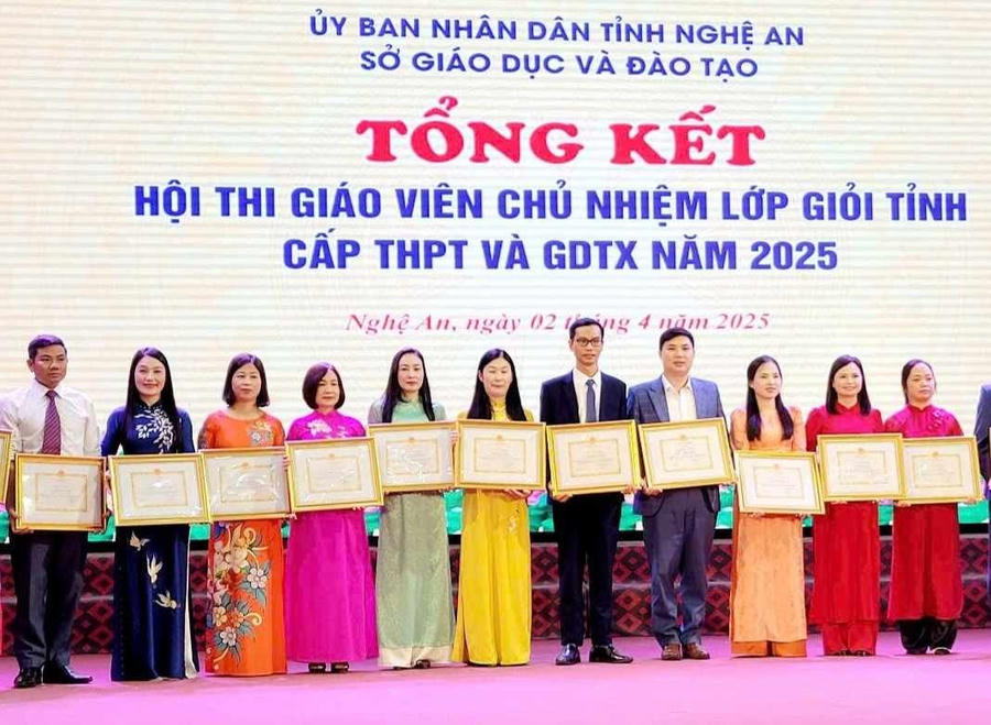 292 giáo viên đạt danh hiệu giáo viên chủ nhiệm lớp giỏi cấp tỉnh.