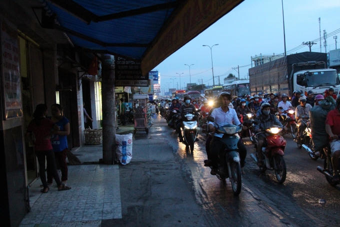 Nhiều người không chen lấn được phải chạy lên vỉa hè, mặc dù theo nghị định 46/2016/NĐ-CP từ ngày 1/8/2016 người điều khiển xe máy trên vỉa hè sẽ bị phạt từ 300.000 đồng - 400.000 đồng.