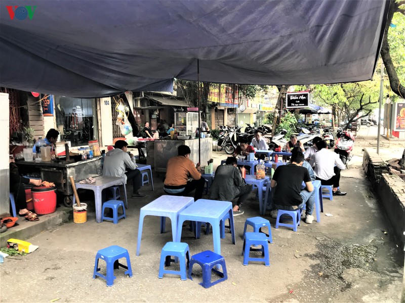 sang nay, nhieu cua hang dich vu khong thiet yeu o ha noi van mo cua hinh 3