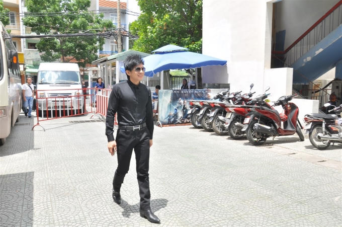 “Anh Bo’’ Đan Trường bảnh bao với “cây đen”.