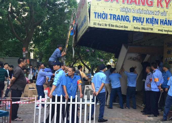 Hàng trăm người của Công ty Huds đến thu hồi tài sản ở ki ốt của anh Đẩu Quốc Hưng.