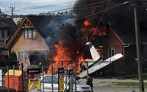 Ít nhất 6 người, bao gồm 2 phụ nữ, 3 nam giới và một phi công thiệt mạng trong vụ máy bay hạng nhẹ rơi trúng một ngôi nhà ở thành phố Puerto Montt, miền Nam Chile. Ảnh: Reuters.