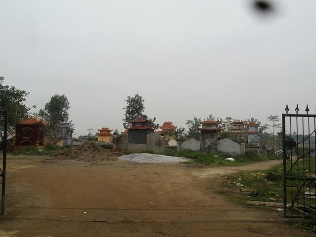 Khu vực nghĩa đại xã Vĩnh Thành, nơi xảy ra vụ đào mộ trộm thi thể đầy bí ẩn.