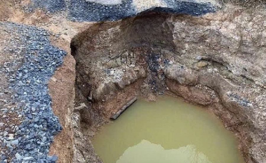 Đường gom dân sinh bị lún sụt tạo thành hố sâu.