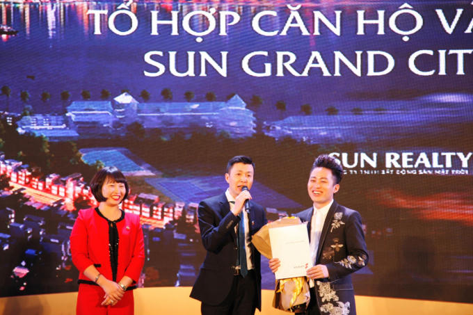 T&ugrave;ng Dương trở th&agrave;nh cư d&acirc;n đầu ti&ecirc;n tại Sun Grand City Thuy Khue Residence