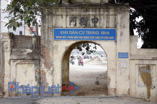 Chiếc cổng làng mà trước đây chưa làm đường người dân vân đi lại.