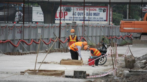 img-bgt-2021-doi-ngu-cong-nhan-trien-khai-thiet-lap-ha-tang-ho-ga-phuc-vu-he-thong-thoat-nuoc-trong-qua-trinh-mo-rong-mat-duong-le-van-luong-1627879975-width1280height720