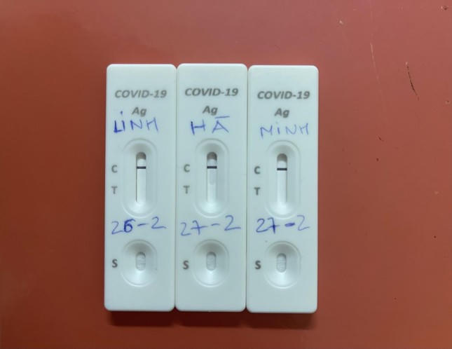 Test nhanh âm tính chưa chắc đã khỏi bệnh Ảnh: Thái Hà