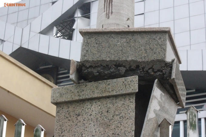 Trụ cột tường bị bong gạch lát.