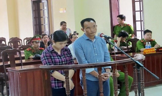 Vợ chồng Tiến và Tùng trước vành móng ngựa ...