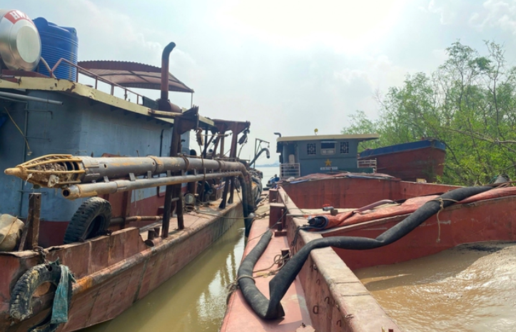 Phương tiện các đối tượng "cát tặc" dùng để khai thác cát trái phép (Ảnh: Công an tỉnh Quảng Ninh).