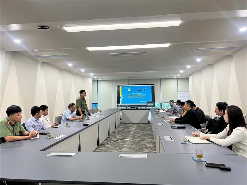 Đại tá Đào Bá Thống, Trưởng phòng An ninh trên không hướng dẫn nghiệp vụ các đơn vị hàng không về thu thập, củng cố chứng cứ đấu tranh với tội phạm trộm cắp tài sản trên tàu bay.