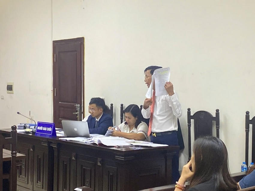 Luật sư Phạm Công Hùng bào chữa cho bị cáo Nguyễn Tất Vân.