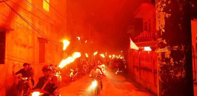 Trên các nẻo đường, ai cũng thi nhau chạy thật nhanh để mong sao mình là người đầu tiên về nhà sớm nhất bởi người dân trong làng Cát Đằng quan niệm rằng, nếu là người về nhà đầu tiên thì cả năm đó, gia đình sẽ gặp nhiều may mắn và làm ăn phát đạt.