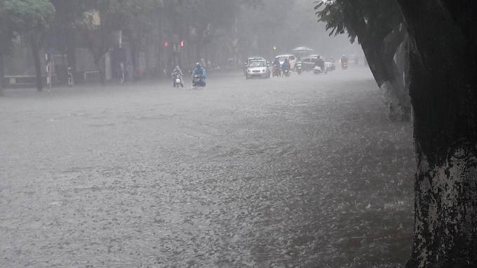 Hà Nội: Mưa lớn nhiều tuyến phố chìm trong biển nước
