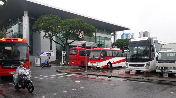Xảy ra tình trạng xe du lịch đậu đỗ gây ách tắc trước nhà hát Trưng Vương. Ảnh: CAND.