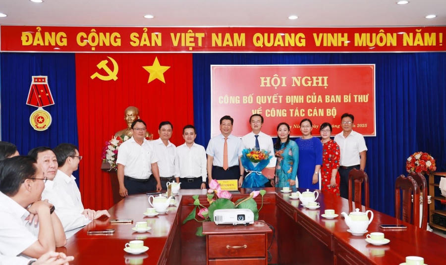 Lãnh đạo Tỉnh Uỷ Tây Ninh chụp ảnh lưu niệm cùng tân Chủ nhiệm UBKT Phan Huỳnh Quốc Vinh.