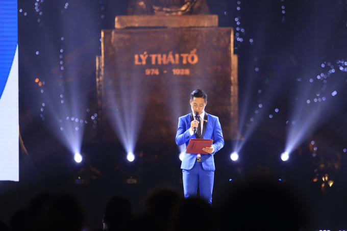 MC chào đón tất cả các vị khách quý và người tham dự cùng chung vui thời khắc đáng nhớ của thủ đô. Sau bao nhiêu nỗ lực kiên trì bền bỉ, TP Hà Nội đã trở thành một điểm đến thân quen với bạn bè quốc tế