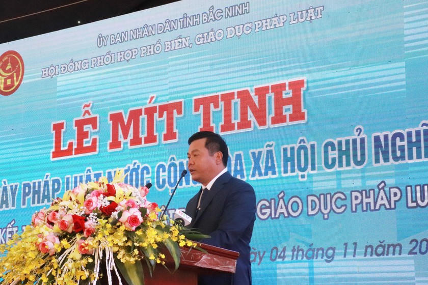 Ông Hồ Nguyên Hồng, Phó Chủ tịch Thường trực Hội đồng Phối hợp PBGDPL tỉnh, Giám đốc Sở Tư pháp Bắc Ninh báo cáo tổng kết 10 năm thực hiện Luật PBGDPL, 10 năm hưởng ứng Ngày Pháp luật Việt Nam.