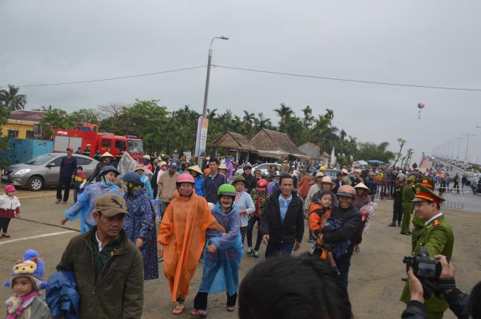 Đông đảo người dân dù phải đội mưa vẫn vui cười tham dự lễ khánh thành.