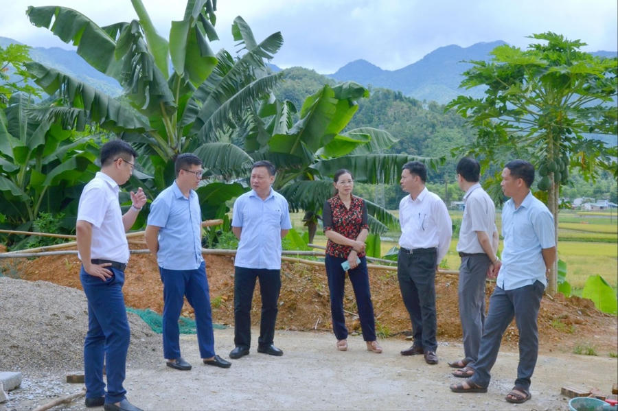 Tổ công tác nắm tình hình xây dựng nông thôn mới tại xã Lục Bình, huyện Bạch Thông. (Ảnh: Báo Bắc Kạn).