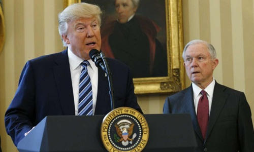 Tổng thống Mỹ Donald Trump (trái) và Bộ trưởng Tư Pháp Jeff Sessions trong một cuộc họp báo ở Nhà Trắng hồi năm ngoái. Ảnh: Reuters.