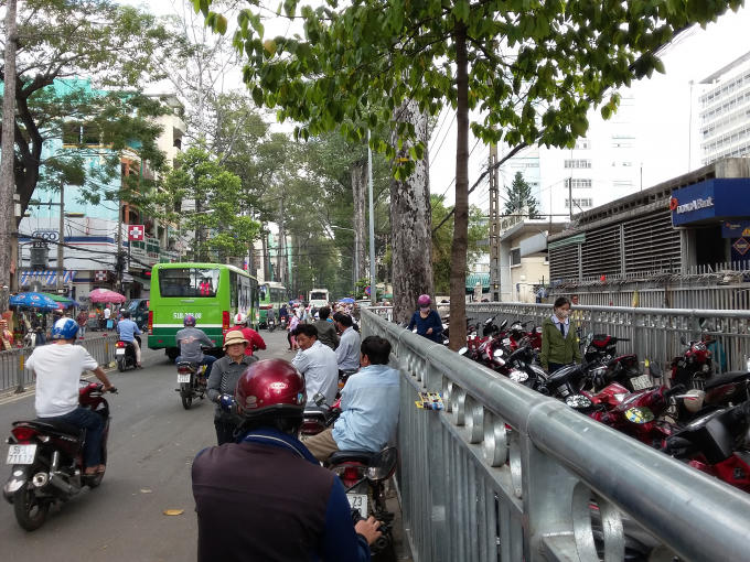 Xe ôm cũng đồng loạt xuống đường,