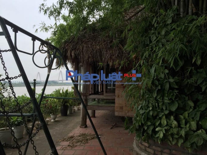 Nhà hàng mọc sát hành lang đê.