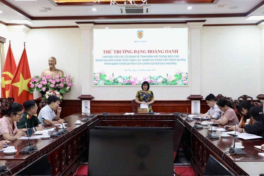 Thứ trưởng Đặng Hoàng Oanh phát biểu tại buổi làm việc.