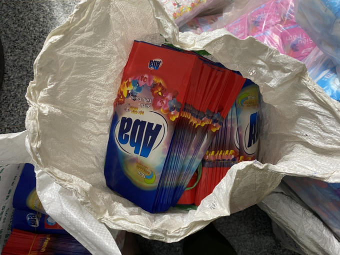 Nhiều bao bì bột giặt, bột ngọt phát hiện tại nhà Trần Thị Liêu.