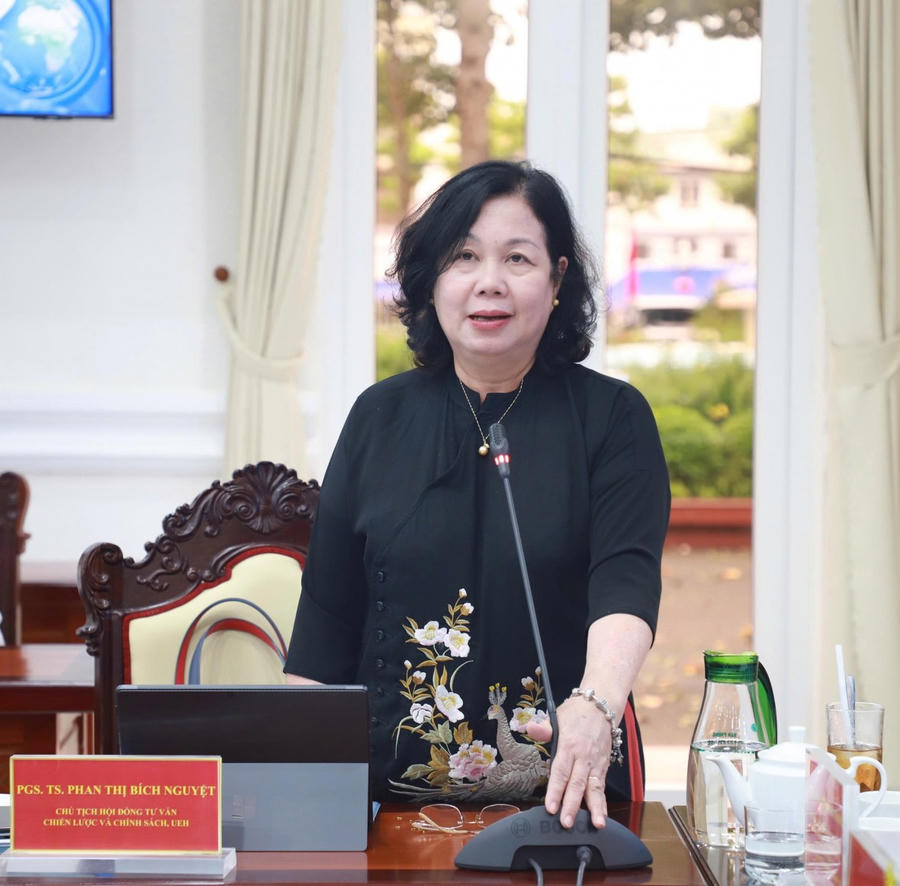 PGS.TS Phan Thị Bích Nguyệt - Chủ tịch Hội đồng tư vấn chiếc lược và chính sách, UEH phát biểu trao đổi một số nội dung tại buổi tọa đàm và Lễ ký kết.