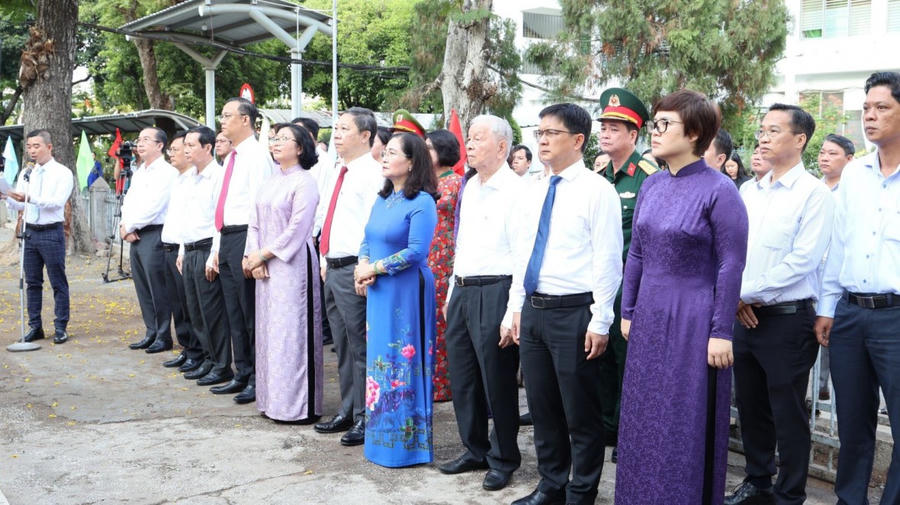 Đoàn đại biểu dâng hương tưởng niệm đồng chí Trần Phú.