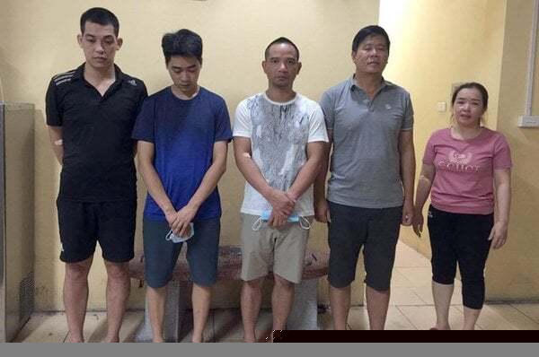 Các đối tượng trong đường dây đánh bạc bị bắt giữ. Đối tượng Bùi Xuân Thành (áo xám, thứ 2 từ phải qua trái). Ảnh cơ quan công an cung cấp.