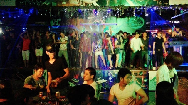 Nam thanh, nữ tú lắc lư theo tiếng nhạc.