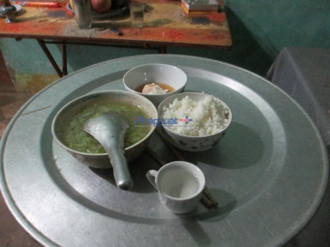 Mâm cơm cúng người mẹ đã mất của ông bà chỉ có bát cơm trắng, quả trứng luộc và một bát canh (Ảnh: Thu Hường)