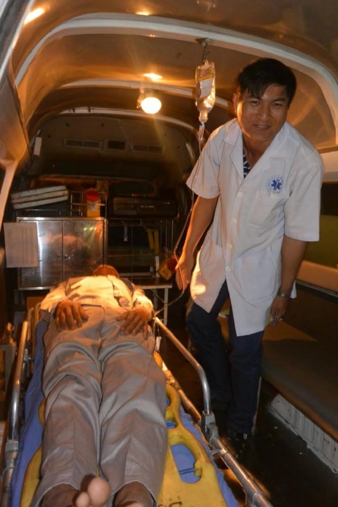 Tàu SAR 412 cập cầu cảng Trung tâm II an toàn và bàn giao nạn nhân cho các cơ quan chức năng theo đúng thủ tục