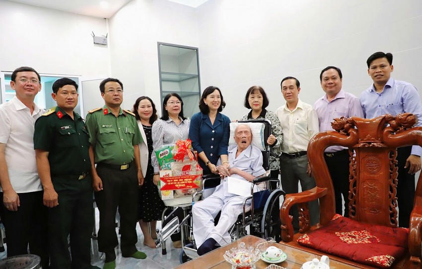 Phó Chủ tịch UBND tỉnh An Giang Nguyễn Thị Minh Thúy cùng Đoàn công tác đến thăm và trao quà cho các gia đình chính sách, người có công tại hai xã Óc Eo và Thoại Sơn
