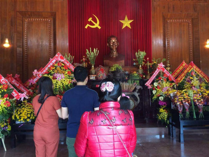 Cùng với đó, những nén tâm nhang dâng lên Người, là lời thỉnh cầu từ Con - Cháu. Mong sự bình an đến với mọi người, mưa gió thuận hoà, gia đình ấm no hạnh phúc, sức khỏe dồi dào...