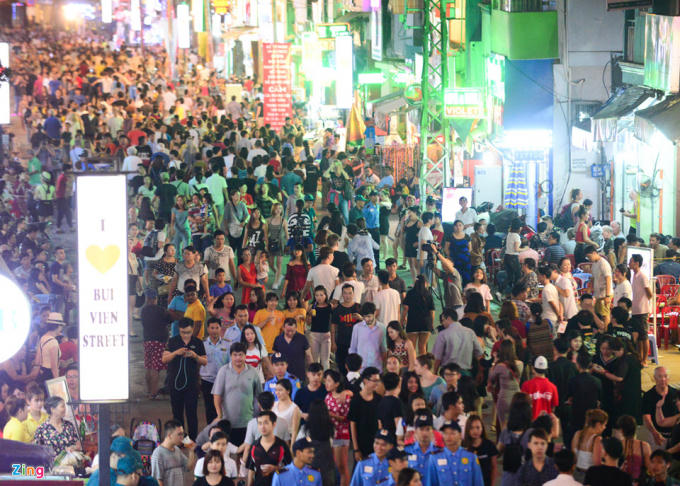 Tối 20/8, lãnh đạo TP.HCM cắt băng khai trương tuyến phố đi bộ Bùi Viện. Hàng nghìn người sớm đổ về tham quan, vui chơi. Đây cũng là tuyến phố đi bộ thứ 2 của thành phố.