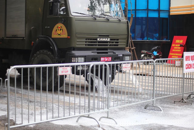 Xe chuyên dụng của Quân đội đi dọc phố Trúc Bạch để phun thuốc khử trùng.