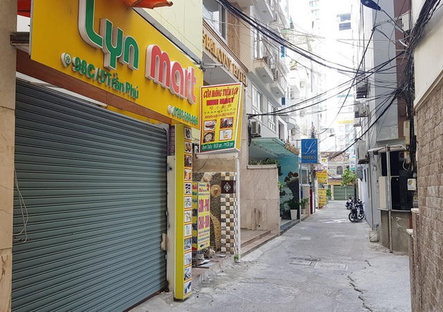 Một con hẻm có nhiều khách sạn gần đường Trần Phú Nha Trang vắng vẻ những ngày đầu năm nay